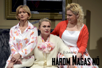 Három magas nő